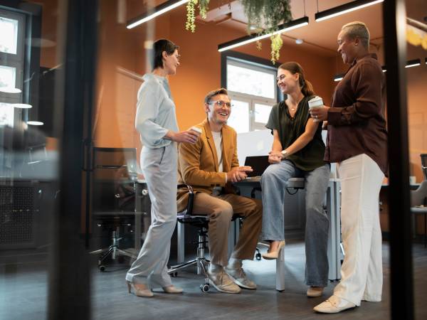 full-shot-people-discussing-work