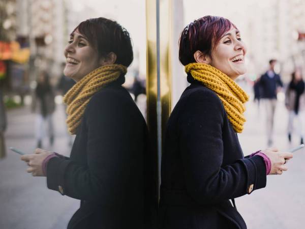 woman-looking-away-while-standing-city (1)